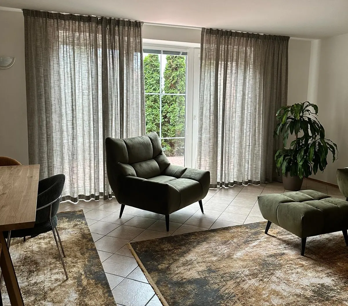 Moderní závěsy na oknech v interiéru, šité na zakázku v krejčovství Sarto