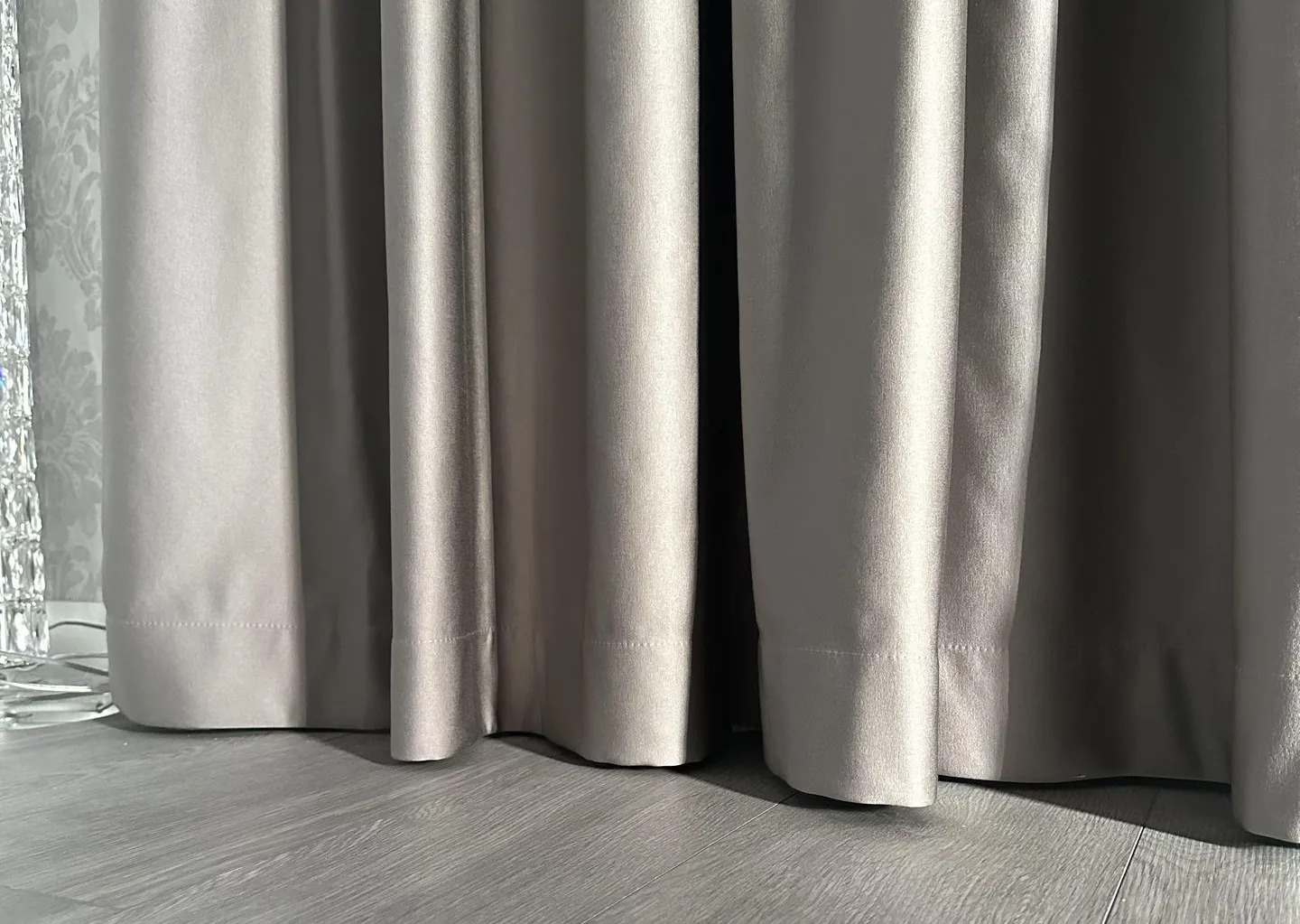 Designové závěsy na míru v obývacím pokoji