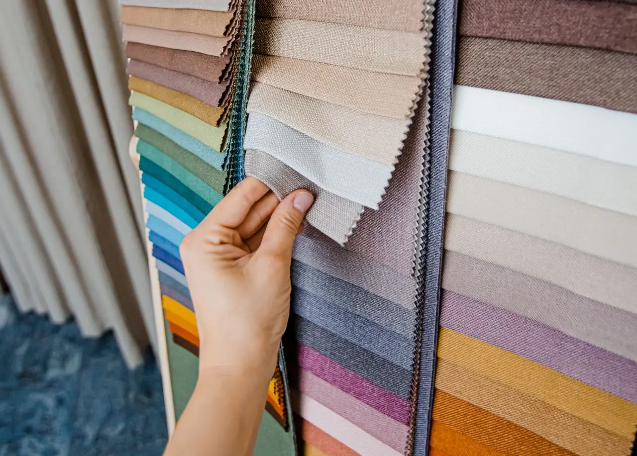 Ukázka italských látek na závěsy a polštáře v krejčovství Sarto Praha-Vinohrady