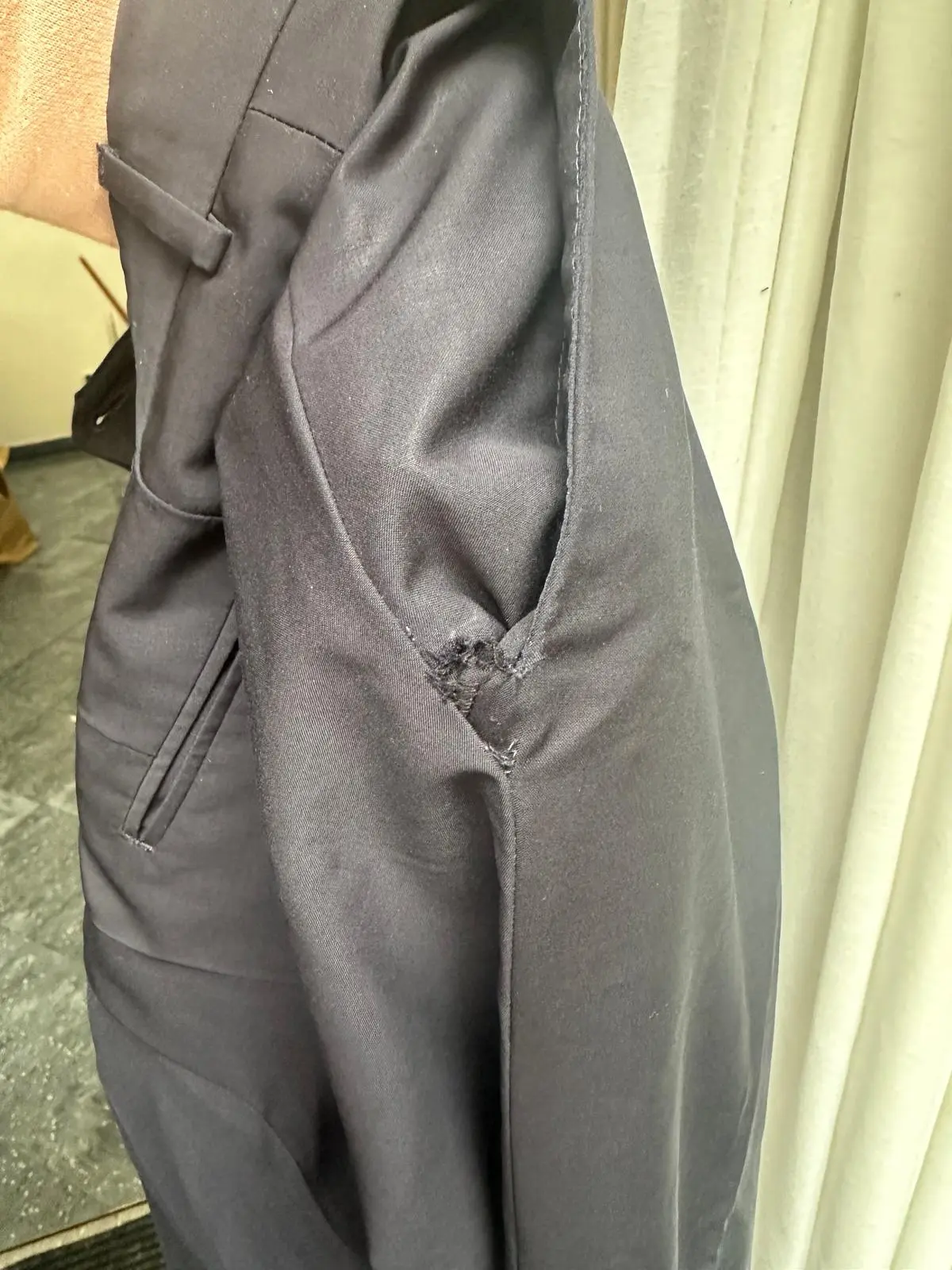 Detail profesionální opravy kalhot