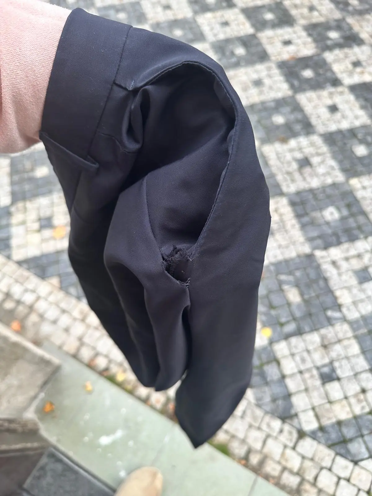 Detail profesionální opravy kalhot