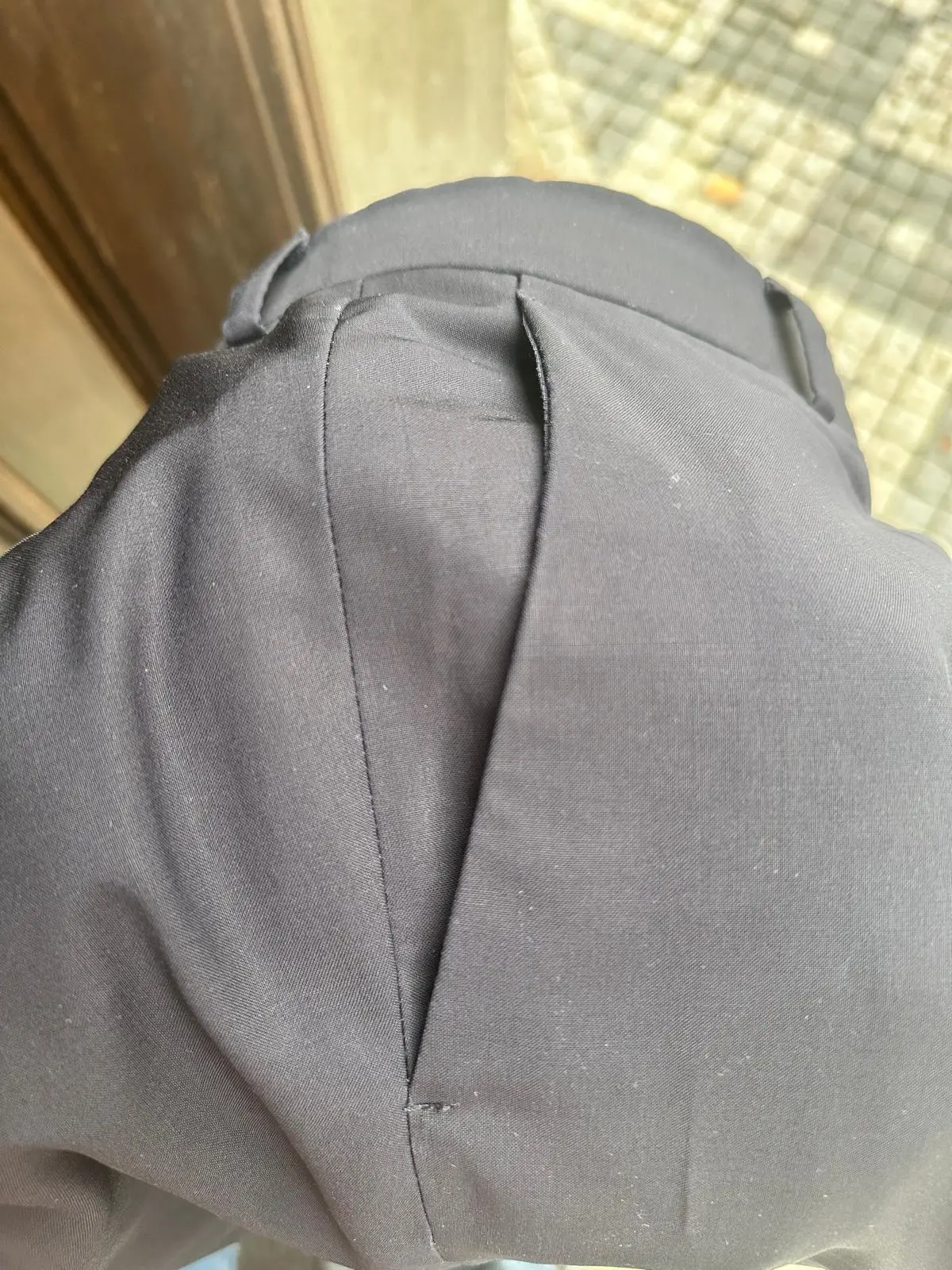 Detail profesionální opravy kalhot