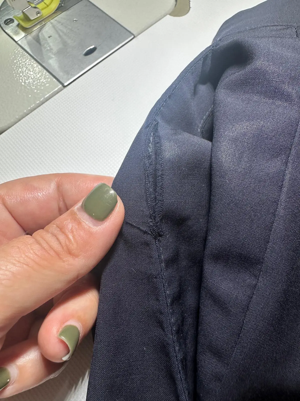 Detail profesionální opravy kalhot